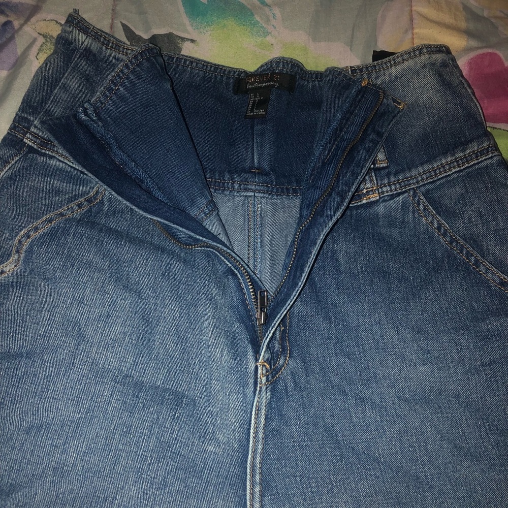 Womens high waist F21 jeans. Zippper up detail with tag